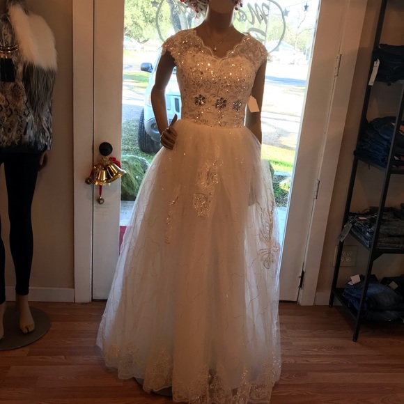 WEDDING DRESS - Picture 3 of 8